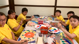 DIY創作活動，結合國美館典藏的蘇新田-天旋地轉秋日色作品，讓小朋友在課程中以畫刀厚塗，凸顯顏料覆蓋力強的特色。