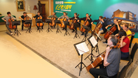 柏林愛樂12把大提琴成軍超過40年，是全球最受歡迎的室內弦樂組合之一，成員全部由全球最頂尖樂團「柏林愛樂管弦樂團」的大提琴聲部所組成。