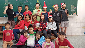 天使老師帶著六美國小的孩子繪製耶誕樹及製作薑餅屋，孩子們開心地合唱英語歌曲。