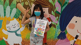 新竹縣關西國小的天使老師帶著孩子繪製母親節卡片，回家親手送給媽媽~Happy Mothers Day!